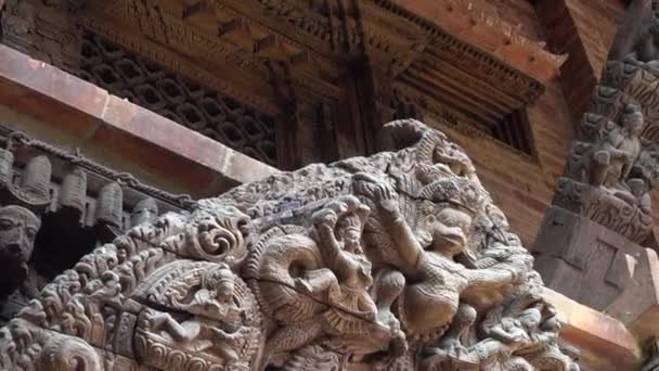 BHAKTAPUR, NEPAL - 25 de marzo de 2017: Tallados en madera erótica, en el antiguo Templo Hindú Pashupatinath, Katmandú, Nepal . — Vídeo de stock