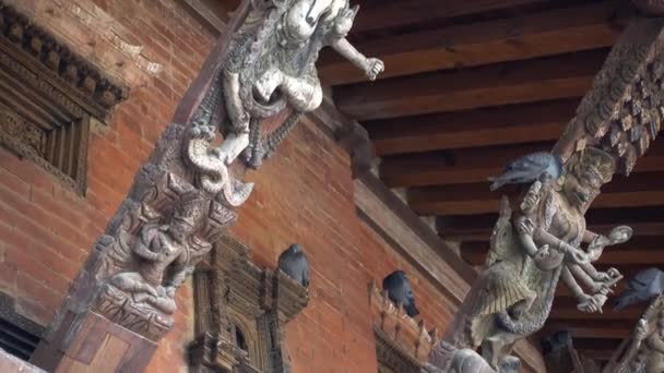 BHAKTAPUR, Nepal - 25 Mar 2017: Erotik ahşap oymalar, antik Pashupatinath Hindu tapınağı, Katmandu, Nepal. — Stok video