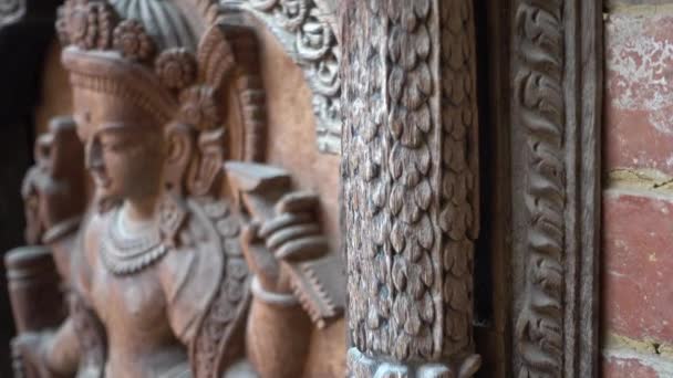 Bhaktapur, Nepal - 25 Mar 2017: Erotiska trä Carvings, på gamla hinduiska Pashupatinathtemplet, Kathmandu, Nepal. — Stockvideo