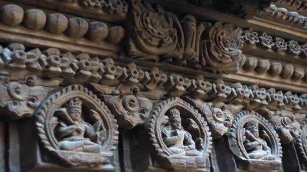 BHAKTAPUR, NEPAL - 25 mars 2017 : Sculptures érotiques sur bois, à l'ancien temple hindou de Pashupatinath, Katmandou, Népal . — Video