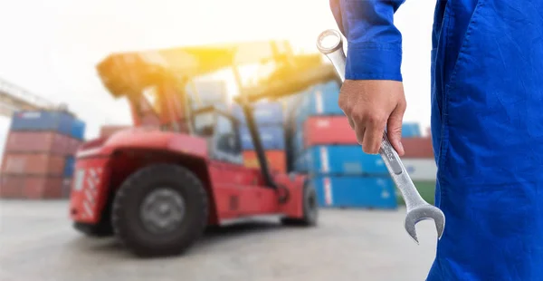 The mechanic man holding the wrench. — Stock Photo, Image