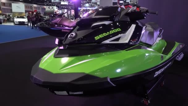 28 de marzo Bangkok, Tailandia. Jet Ski en exhibición en el 38º Salón Internacional del Automóvil de Bangkok en el Centro de Impacto . — Vídeos de Stock