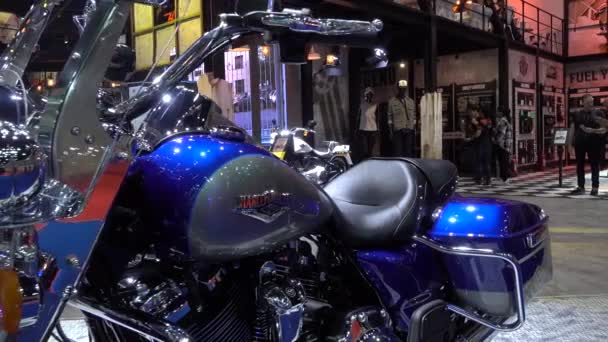 2017 年 3 月 28 日。曼谷，泰国。主持人与 Harleydavidson 摩托车在 38 曼谷国际汽车展在影响中心. — 图库视频影像