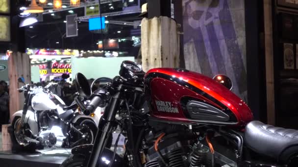 28 Μαρτίου 2017. Μπανγκόκ, Ταϊλάνδη. Παρουσιαστής με Harleydavidson μοτοσικλέτα στο 38ο Μπανγκόκ Διεθνές Auto Show στο κέντρο αντίκτυπο. — Αρχείο Βίντεο