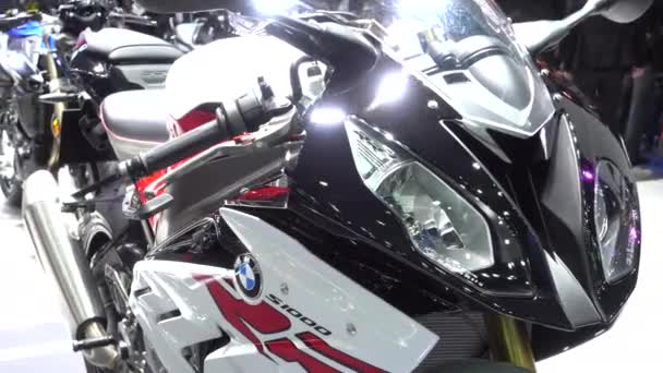 28 mars 2017. Bangkok, Thaïlande. Présentateur avec la moto BMW au 38e Salon international de l'auto de Bangkok au Impact Center . — Video