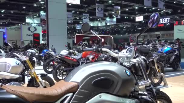 28 maart 2017. Bangkok, Thailand. Presentator met Bmw motorfiets op de 38e Bangkok International Auto Show in het midden van de Impact. — Stockvideo