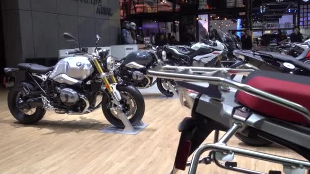 2017. március 28.. Bangkok, Thaiföld. Bmw motorkerékpár a 38 Bangkok nemzetközi Auto Show a hatása Center műsorvezető. — Stock videók