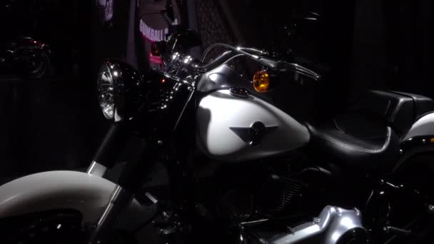 28 marca 2017 r. Bangkok, Tajlandia. Prezenter z motocykla Harleydavidson 38 Bangkok International Auto Show w centrum wpływ. — Wideo stockowe