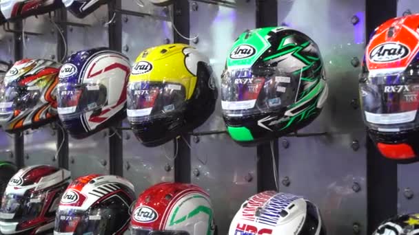 2017 年 3 月 28 日。曼谷，Thailand.Motorcycle 头盔上的 38 曼谷国际汽车展在影响中心展出. — 图库视频影像