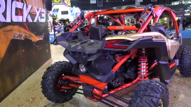 28 mars 2017. Bangkok, Thailand. Ensamvarg X3 av Can-Am off-road bilar på displayen på 38: e Bangkok International Auto Show i inverkan centrum. — Stockvideo