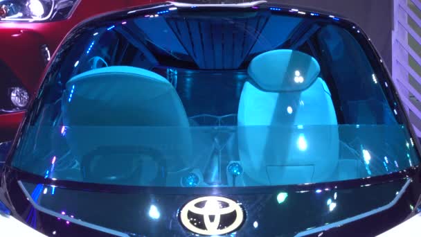 2017 年 3 月 28 日。バンコク、影響センターで 38 バンコク国際自動車のショーで展示に加えて Thailand.Toyota、燃料電池車コンセプト. — ストック動画