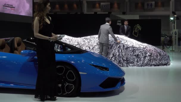 28. března 2017. Bangkok, Thajsko. Vozy Lamborghini na displeji v 38 Bangkok International Auto Show v centru dopad. — Stock video