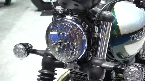 28. března 2017. Bangkok, Thajsko. Moderátor s motocykl Triumph na Auto Show 38 mezinárodní Bangkok uprostřed dopad. — Stock video