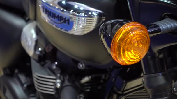 28 maart 2017. Bangkok, Thailand. Presentator met Triumph motorfiets op de 38e Bangkok International Auto Show in het midden van de Impact. — Stockvideo