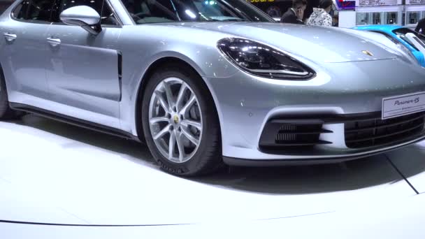 28 mars 2017. Bangkok, Thailand. Porsche bilar på displayen på 38: e Bangkok International Auto Show i inverkan centrum. — Stockvideo