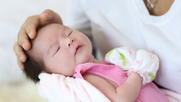 Newborn sleep on mother hand. — Stock Video