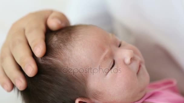 Newborn sleep on mother hand. — Stock Video