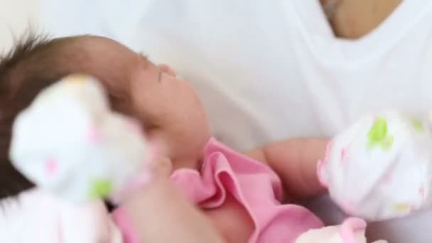 El sueño recién nacido en la mano madre . — Vídeo de stock