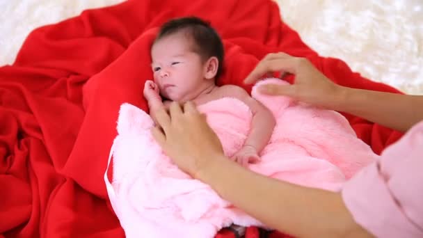 Новорожденные зияющие на кровати . — стоковое видео
