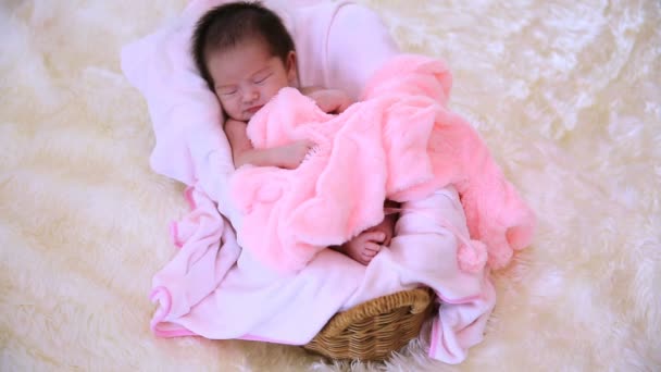 新生儿睡在木篮. — 图库视频影像