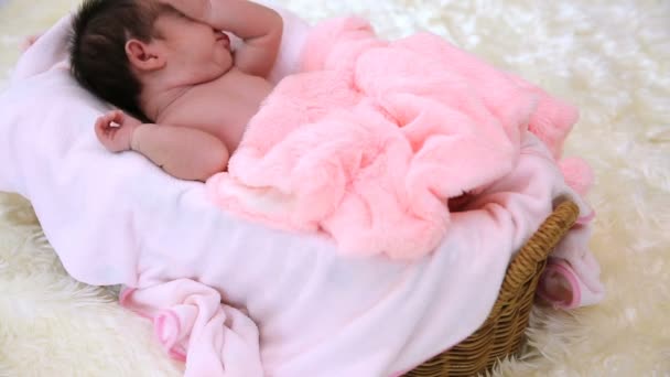 Bayi yang baru lahir tidur di keranjang kayu . — Stok Video