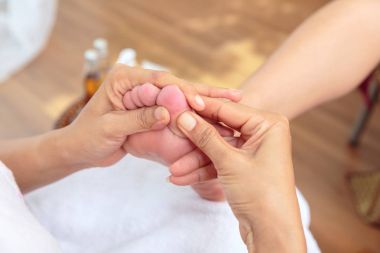 Spa salonda, Tay masajı ayak masajı.