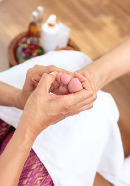 Spa salonda, Tay masajı ayak masajı.