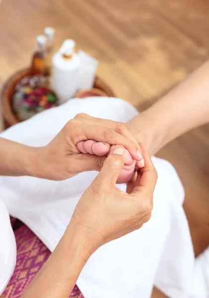 Voet massage in de spa salon, Thaise massage. — Stockfoto