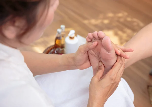 Massagem nos pés no salão de spa, massagem tailandesa . — Fotografia de Stock
