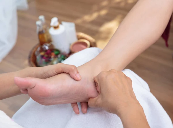 Fußmassage im Wellness-Salon, Thai-Massage. — Stockfoto