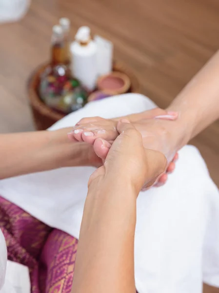 Masaje de pies en el salón de spa, masaje tailandés . — Foto de Stock