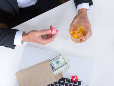 Kumar kumarhane sahibi adam han üzerinde kırmızı zar ile genç portresi