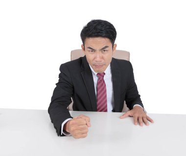 İş yerinde masada üzerinde aşağı bir yumruk tutarak işadamı çökerttiğini.