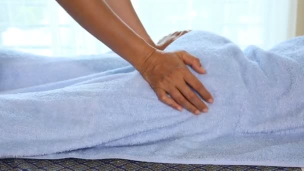 Junge Frau bekommt thailändische Körpermassage im Wellnessbereich. — Stockvideo