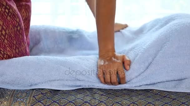 Ung kvinna att få thailändsk massage i spa-rum. — Stockvideo