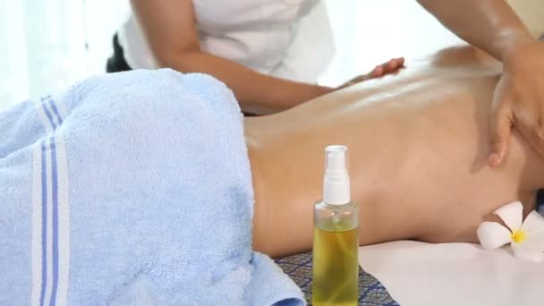 Mujer joven recibiendo masaje corporal tailandés en la sala de spa . — Vídeo de stock