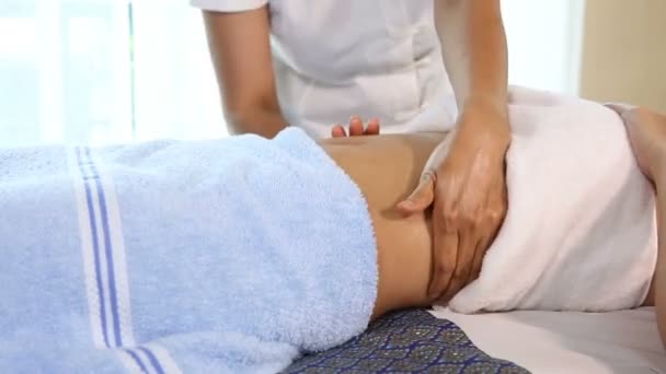 Ung kvinna att få thailändsk massage i spa-rum. — Stockvideo