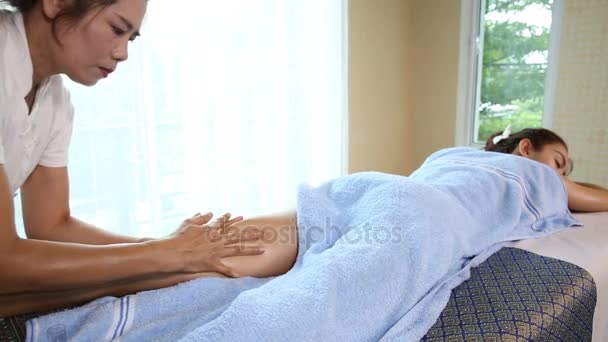 Jovem mulher recebendo tailandês massagem corporal na sala de spa . — Vídeo de Stock