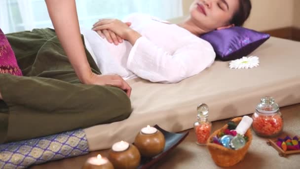 Young woman getting thai body massage in spa room. — Stock Video