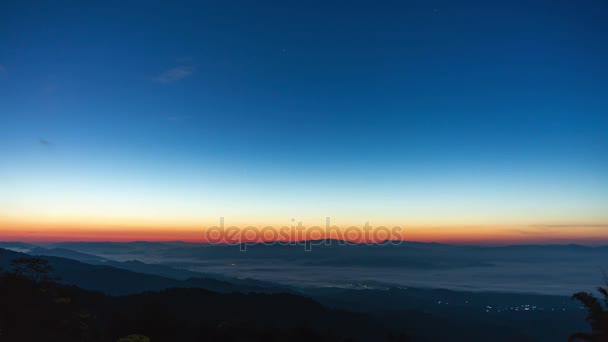 山は土井パンガン紅ポク国立公園で チェンマイ タイ朝もやと日の出で覆われています — ストック動画