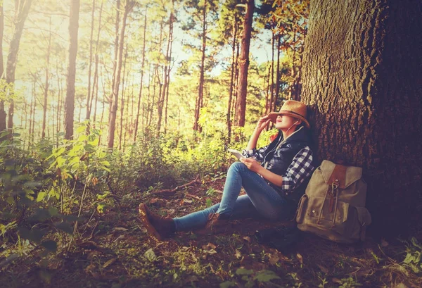 Młody Piękny Joga Kobieta Słuchać Muzyki Pod Wielkie Drzewo Lesie — Zdjęcie stockowe
