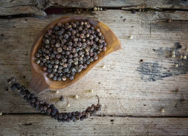 Schwarzer Pfeffer auf Holzlöffel. — Stockfoto