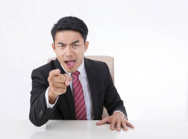 Kızgın işadamı işaret eden bir parmağa office Isola, portresi