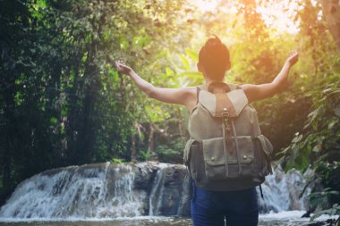 Hipster genç kız sırt çantası yağmur ormanları zevk ile. Tou