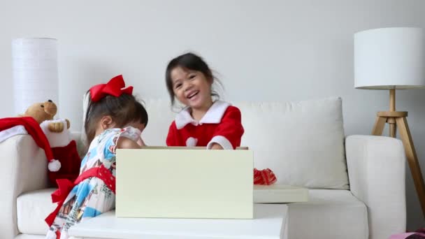 Grupo Niños Sombrero Navidad Con Regalos Sofá Habitación — Vídeos de Stock