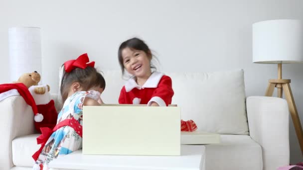 Маленькие Дети Рождественской Шляпе Веселятся Гостиной Рождество — стоковое видео