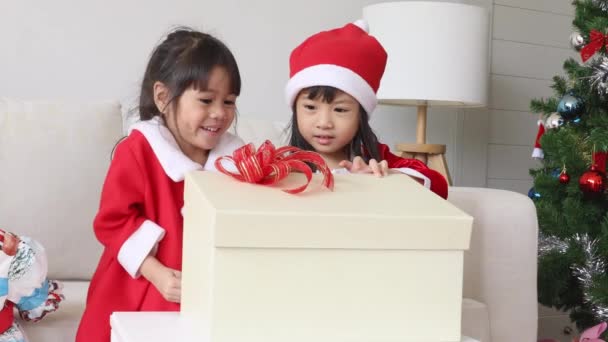 Små Barn Bär Julen Hatt Leka Glad Vardagsrummet Juldagen — Stockvideo