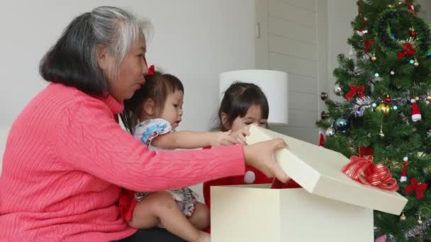 Abuela Sentada Con Nieto Habitación Caja Regalo Abierta Celebración Navidad — Vídeo de stock