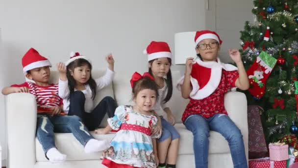 Małe Dzieci Świątecznym Kapeluszu Bawią Się Radośnie Salonie Boże Narodzenie — Wideo stockowe