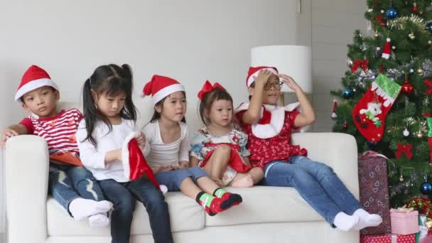 Noel Şapkası Takan Küçük Çocuklar Noel Günü Oturma Odasında Neşe — Stok video